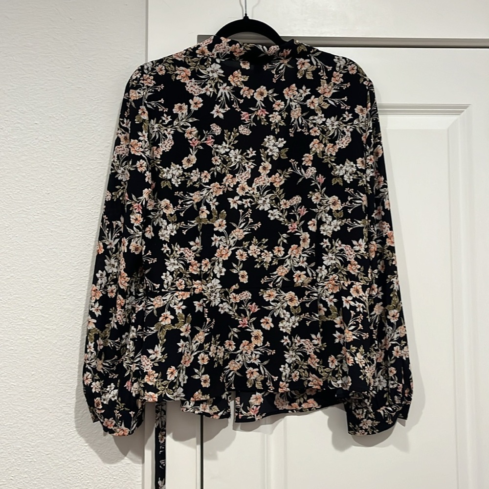 Vince Camuto floral wrap top - Picture 3 of 3